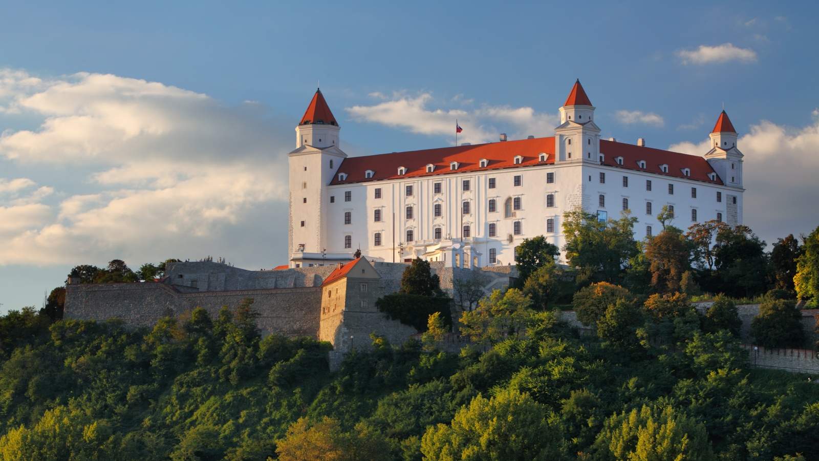 Bratislava-Slovacka-grad-dvorac-panorama-putovanja-aranzmani-cene-3.jpg