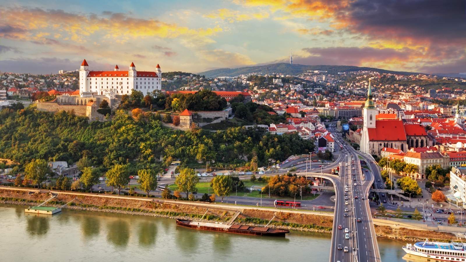 Bratislava-Slovacka-grad-reka-most-panorama-city-break-evropski-gradovi-1.jpg