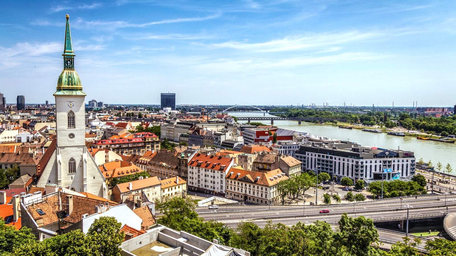 Bratislava-Slovacka-grad-reka-most-panorama-gradovi-Evrope-ponuda-2.jpg